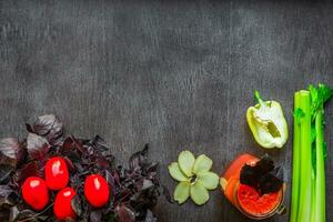 épicé tomate boisson avec céleri et poivre. tomate boisson dans pot entouré de Frais des légumes sur une en bois table photo