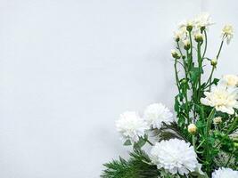 en bois Contexte ou blanc des murs décoré avec blanc fleurs et vert feuilles avec blanc espace photo