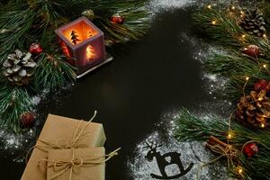 Noël cadeaux, Noël arbre, bougies, coloré décor, étoiles, des balles sur noir Contexte photo