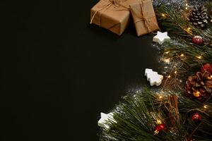 Noël cadeaux, Noël arbre, coloré décor, étoiles, des balles sur noir Contexte photo