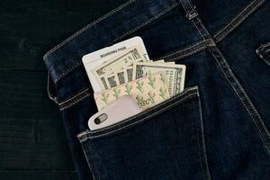 dollars, intelligent et avion billet dans votre poche jeans. photo