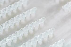 une ensemble de verre tubes pour échantillons. laboratoire chimique équipement. photo