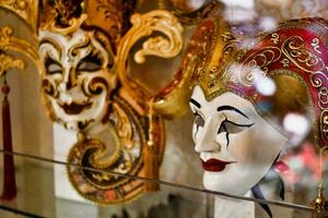 vénitien masques dans le fenêtre de une magasin photo