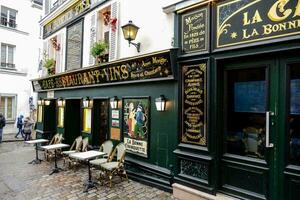 une restaurant avec vert et noir des murs et une signe cette dit la cocotte photo