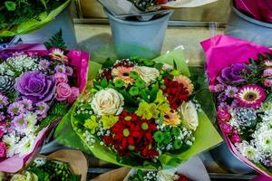 une bouquet de fleurs sont arrangé dans une vase photo