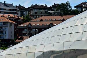 le bâtiment est fabriqué de métal et a une incurvé toit photo