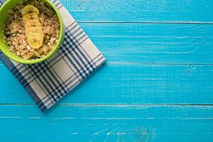 bouillie, avoine, Lait et banane sur le table photo