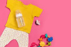 bébé vêtements et accessoires sur rose Contexte. Haut vue photo