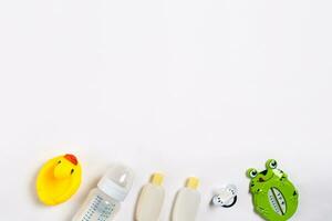 bébé accessoires pour une baignoire avec canard sur blanc Contexte. Haut vue photo