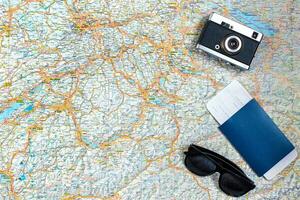 carte de routes avec une ancien caméra, passeport, des lunettes de soleil. vue de au-dessus de. le concept de Voyage photo