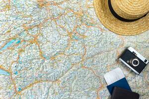 carte de routes avec une ancien caméra, passeport, des lunettes de soleil. vue de au-dessus de. le concept de Voyage photo