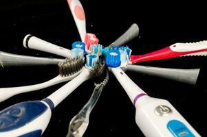 une groupe de différent brosses à dents arrangé dans une cercle photo