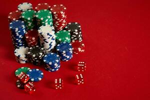 poker frites sur rouge Contexte. groupe de différent poker puces. casino Contexte. photo