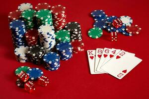 casino jeux d'argent poker équipement et divertissement concept - proche en haut de en jouant cartes et frites à rouge Contexte. affleurer photo