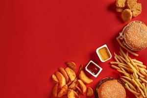 Burger et puces. Hamburger et français frites dans rouge papier boîte. vite nourriture sur rouge Contexte. photo