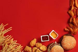 vite nourriture plat Haut voir. Viande Burger, Patate frites et pépites sur rouge Contexte. à emporter composition. photo