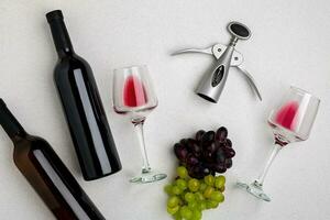 deux des lunettes de rouge du vin et les raisins. Haut vue photo