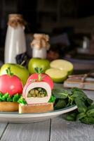 gâteau couvert avec rose glaçage. luxe européen dessert lequel Regardez comme un Pomme avec vert feuille photo