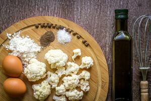 en bonne santé alimentaire, végétarien aliments. brut choufleur préparé pour friture dans une friture la poêle avec épices dans olive pétrole photo