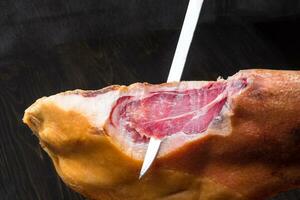 jambon. jamon serrano. traditionnel Espagnol jambon sur noir proche en haut. photo