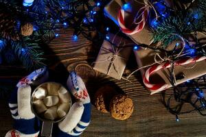 Noël fait maison chaud Chocolat avec guimauves dans le mains de femme, Haut voir. photo