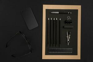 Bureau bureau avec divers noir objets sur Contexte photo