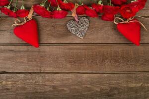 Valentin Contexte de cœurs et bouquet rouge des roses sur bois. espace pour copie. photo