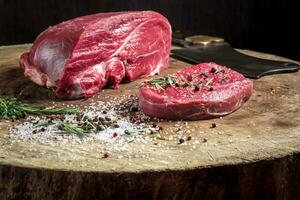 juteux brut du boeuf steak sur en bois table photo