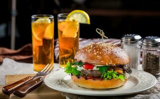 sandwich avec burger au poulet, tomates, fromage et laitue photo