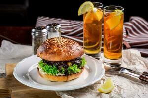 sandwich avec burger au poulet, tomates, fromage et laitue photo