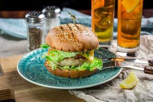 sandwich avec poulet Burger, fromage et salade photo