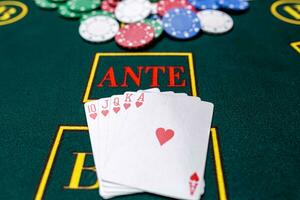 poker frites sur une table à le casino photo