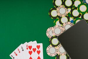poker. bannière modèle disposition maquette pour en ligne casino. vert tableau, Haut vue sur lieu de travail. photo