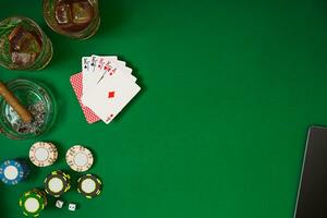 ensemble à en jouant poker avec cartes et frites sur vert tableau, Haut vue photo