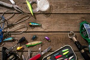 pêche tacle - pêche filage, pêche doubler, crochets et leurres sur en bois Contexte. photo