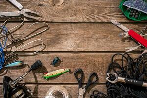 pêche tacle - pêche filage, pêche doubler, crochets et leurres sur en bois Contexte. photo