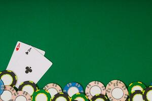 bannière modèle disposition maquette pour en ligne casino. vert tableau, Haut vue sur lieu de travail. photo