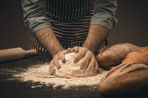 Masculin mains pétrir le pâte. photo