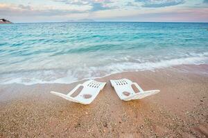 paysage de deux solitaire chaises de plage près le mer photo