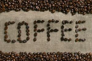 une inscription de café avec café haricots. photo