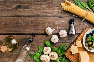 italien nourriture Contexte avec Pâtes, épices et des légumes. Haut voir, copie espace. photo