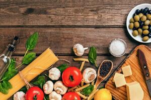 italien nourriture Contexte avec Pâtes, épices et des légumes. Haut voir, copie espace. photo