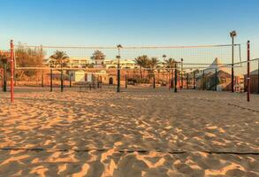 volley-ball net dans le Matin sur plage photo