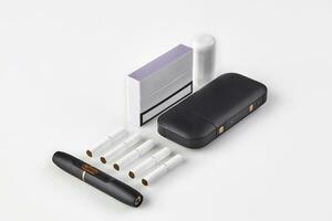 Nouveau génération noir électronique cigarette batterie, nettoyeur, pack avec violet côté, cinq bâtons chauffants isolé sur blanche. chauffage le tabac système. proche en haut photo