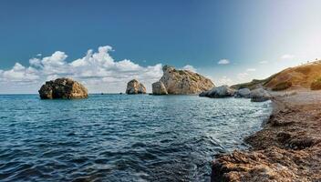 panoramique coup de le côte de celle d'Aphrodite Lieu de naissance près paphos ville, Chypre. une populaire vacances destination. tourisme, vacances, en voyageant concept. photo