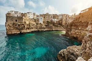 magnifique paysage de polignano une jument, ville dans le Province de Bari, Pouilles. photo