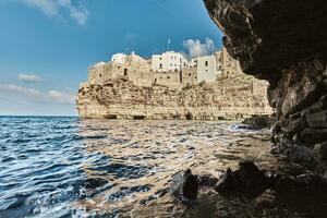 magnifique paysage de polignano une jument, ville dans le Province de Bari, Pouilles. photo