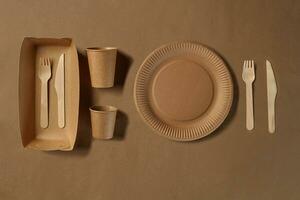 éco amical jetable vaisselle. biodégradable artisanat plats. recyclage concept. aussi utilisé dans vite nourriture, Restaurants, plats à emporter, pique-niques. fermer. photo