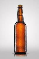 bouteille de Bière avec gouttes sur gris Contexte. photo