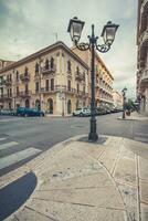 vide des rues de une magnifique côté ville de tarento avec une Stupéfiant architecture. photo